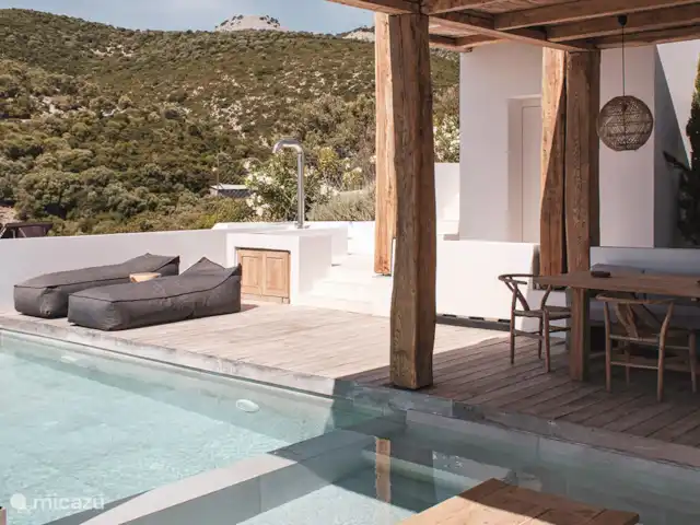 Villa Iris  en Grecia, Gracia Central, Paleros - villa Comedor al aire libre y vista a la piscina.