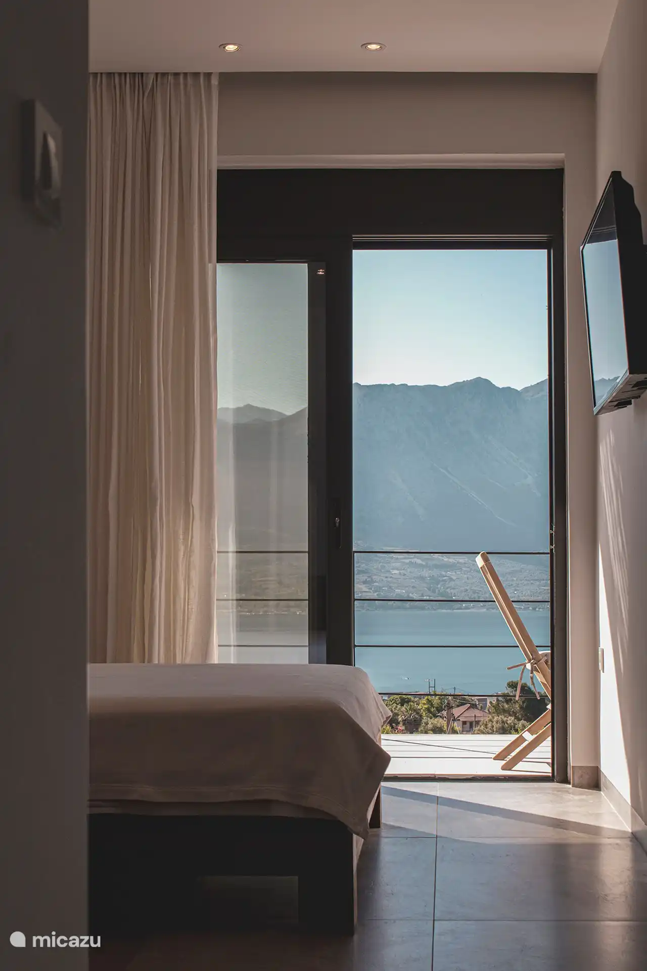 Slaapkamer met uitzicht op glazen deuren 