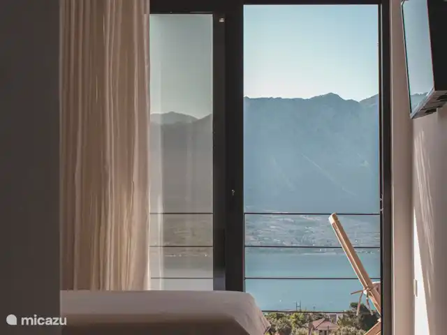 Villa Iris  en Grecia, Gracia Central, Paleros - villa Vista del dormitorio con puertas de cristal.