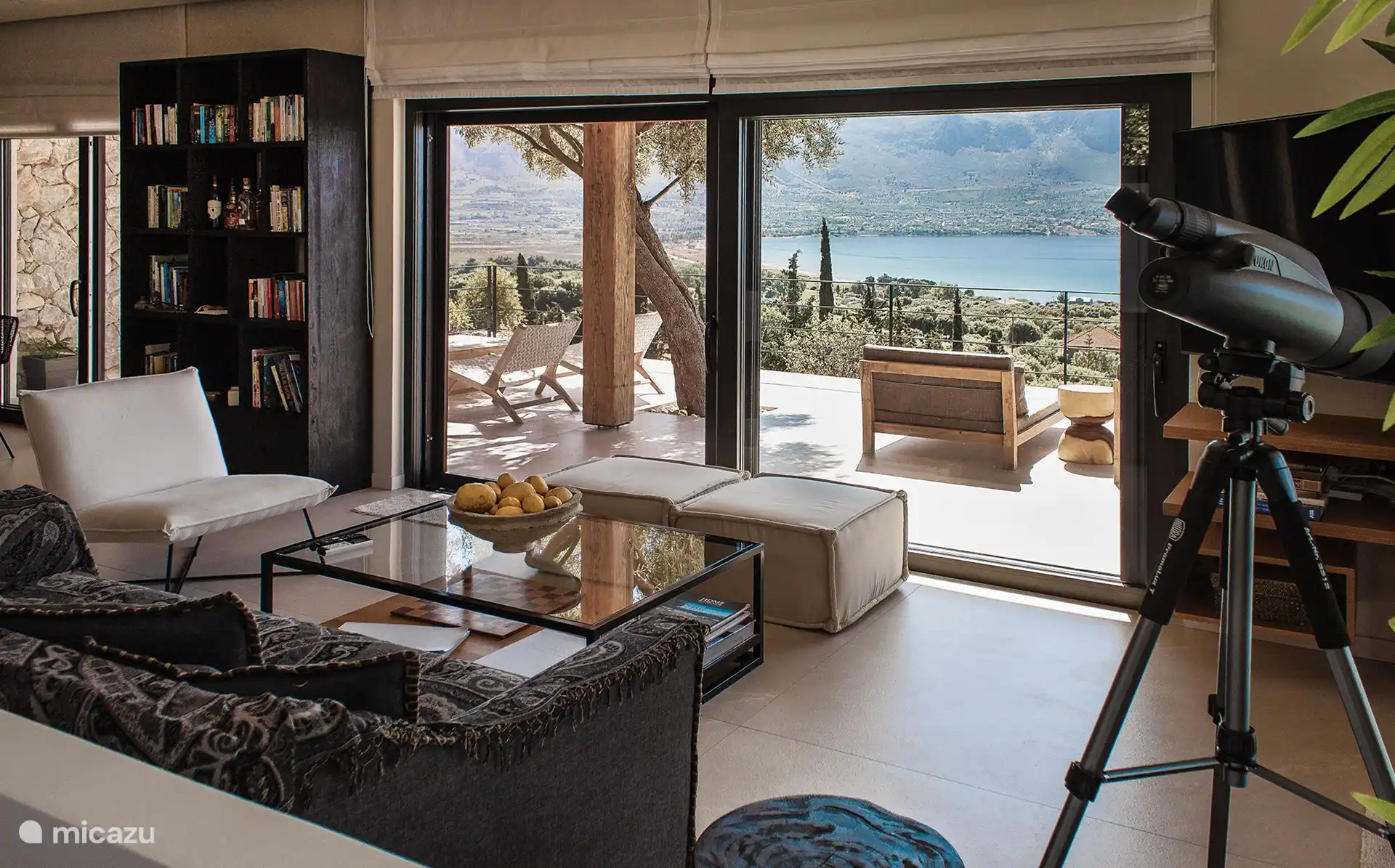 Woonkamer met glazen schuifdeuren uitzicht 