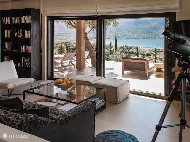 Villa Iris  en Grecia, Gracia Central, Paleros - villa Vista del salón con puertas corredizas de vidrio.