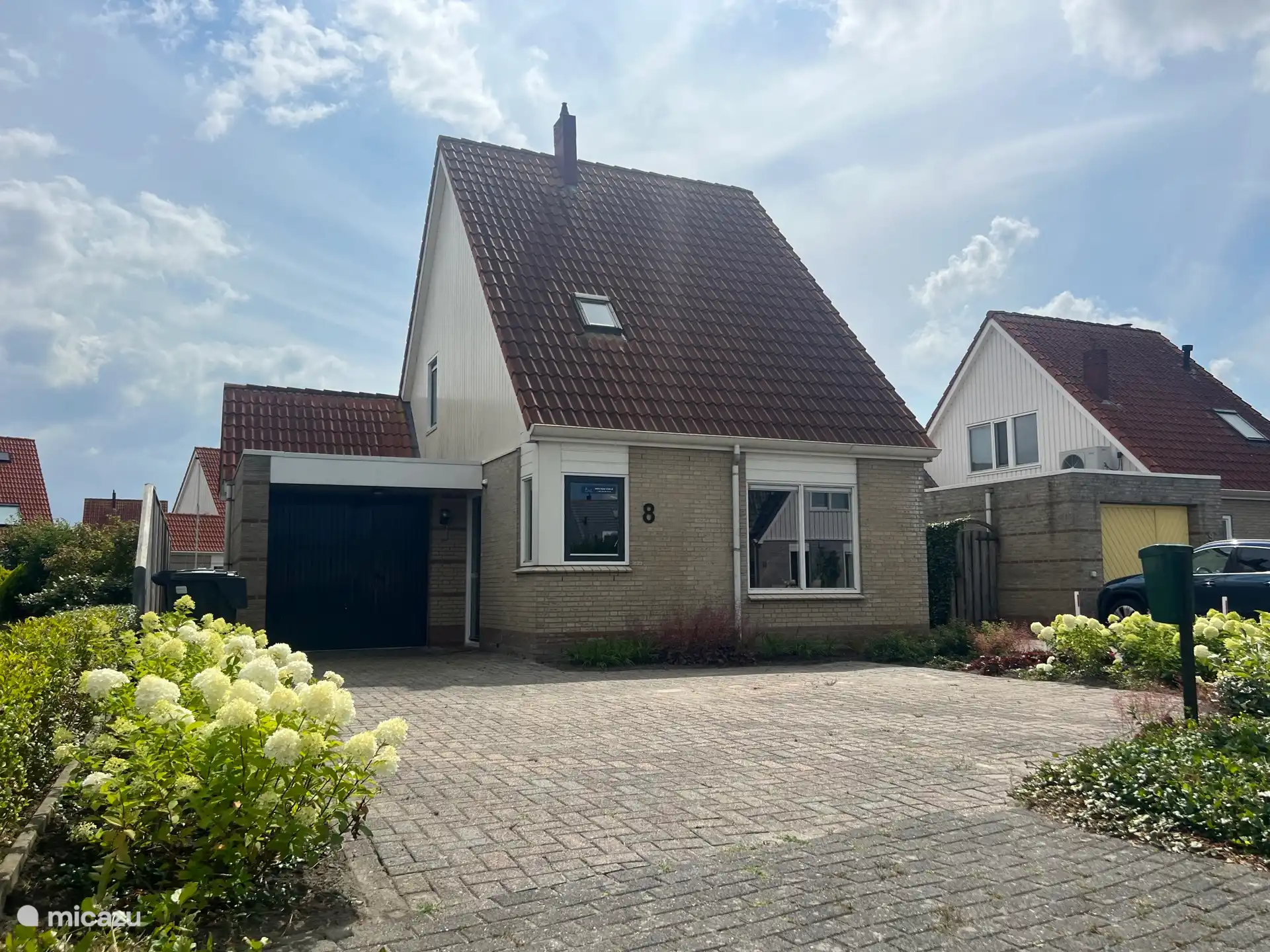 2 Stellplätze und auch Platz für einen Anhänger auf der rechten Seite des Hauses