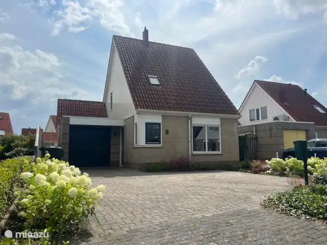 Huske Pompbled huren in Nederland, Friesland, Lemmer - geschakelde woning 2 parkeerplaatsen en ook plek voor een trailer aan rechterzijkant van het huis