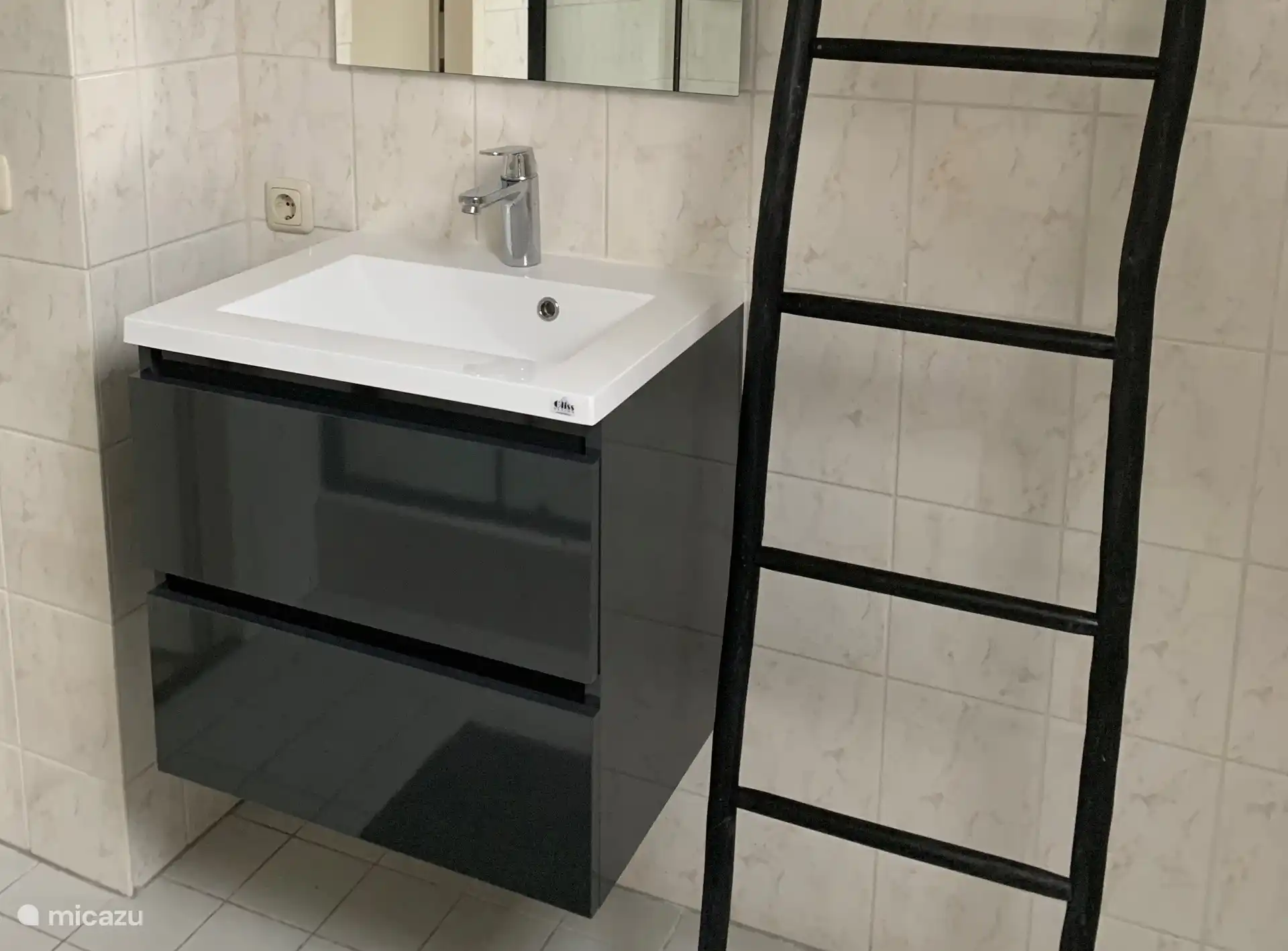 Waschtischunterschrank im Badezimmer