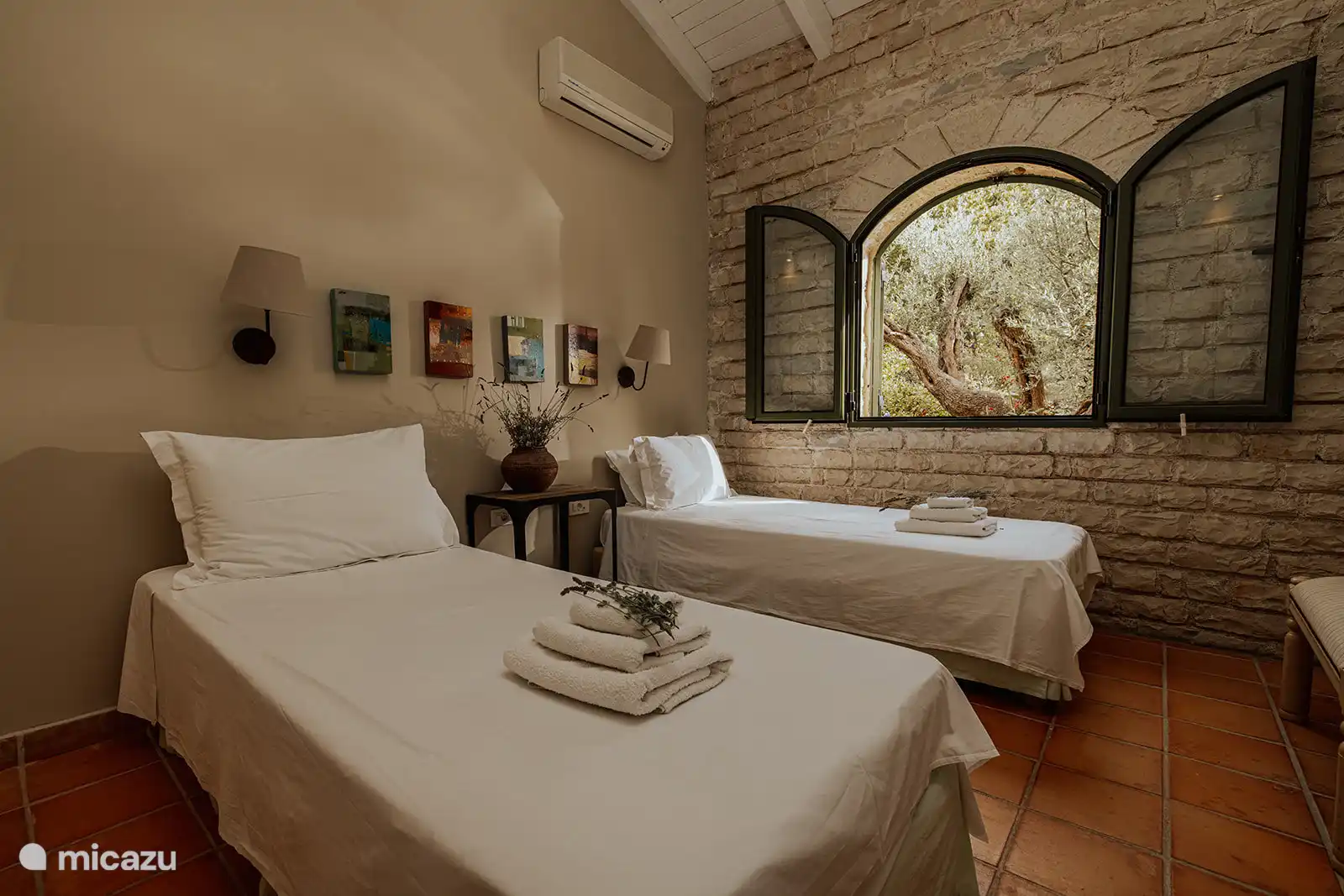 Bedroom with two single beds