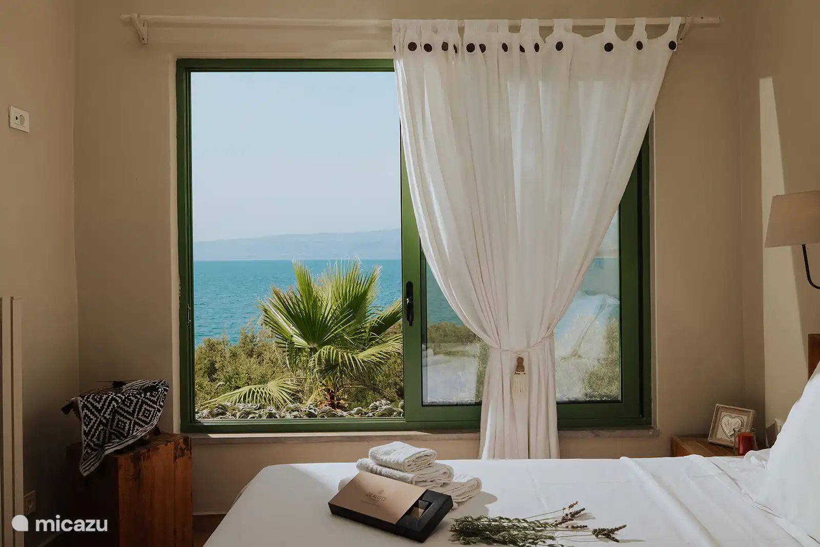 Bedroom with sea view