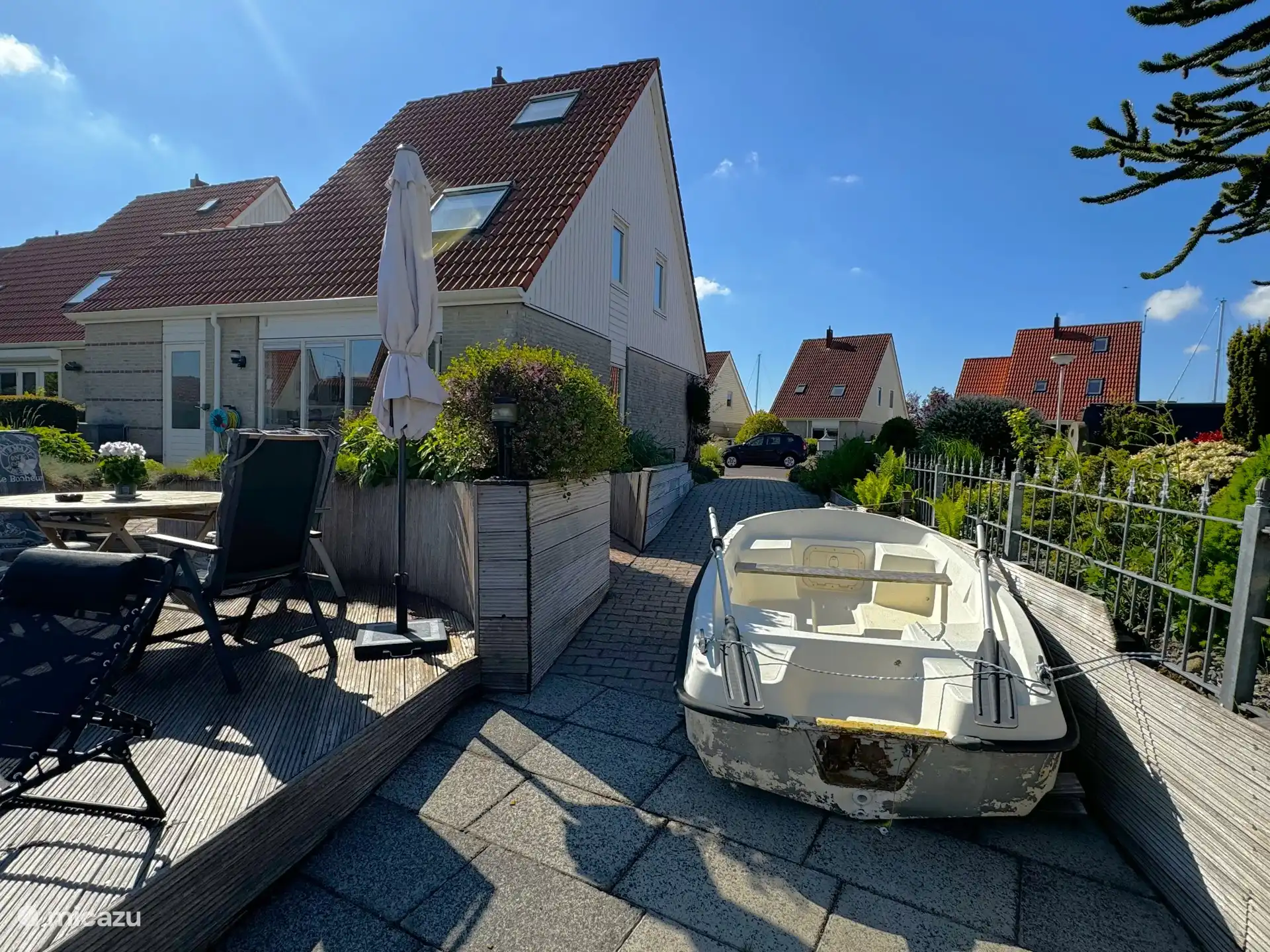 Maison en bord de mer avec canot à rames
