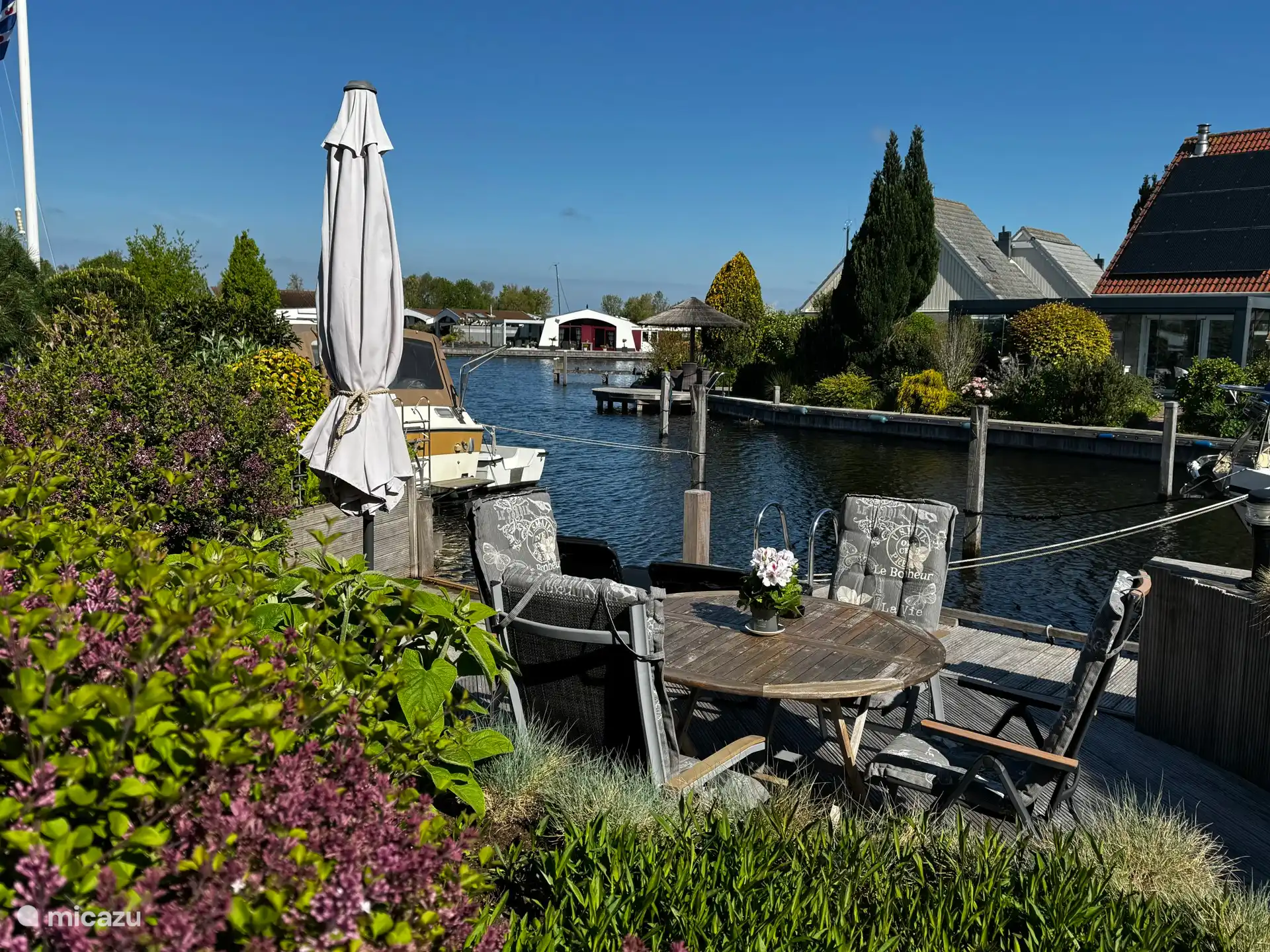 Terrasse spacieuse sur l’eau avec jetée privée