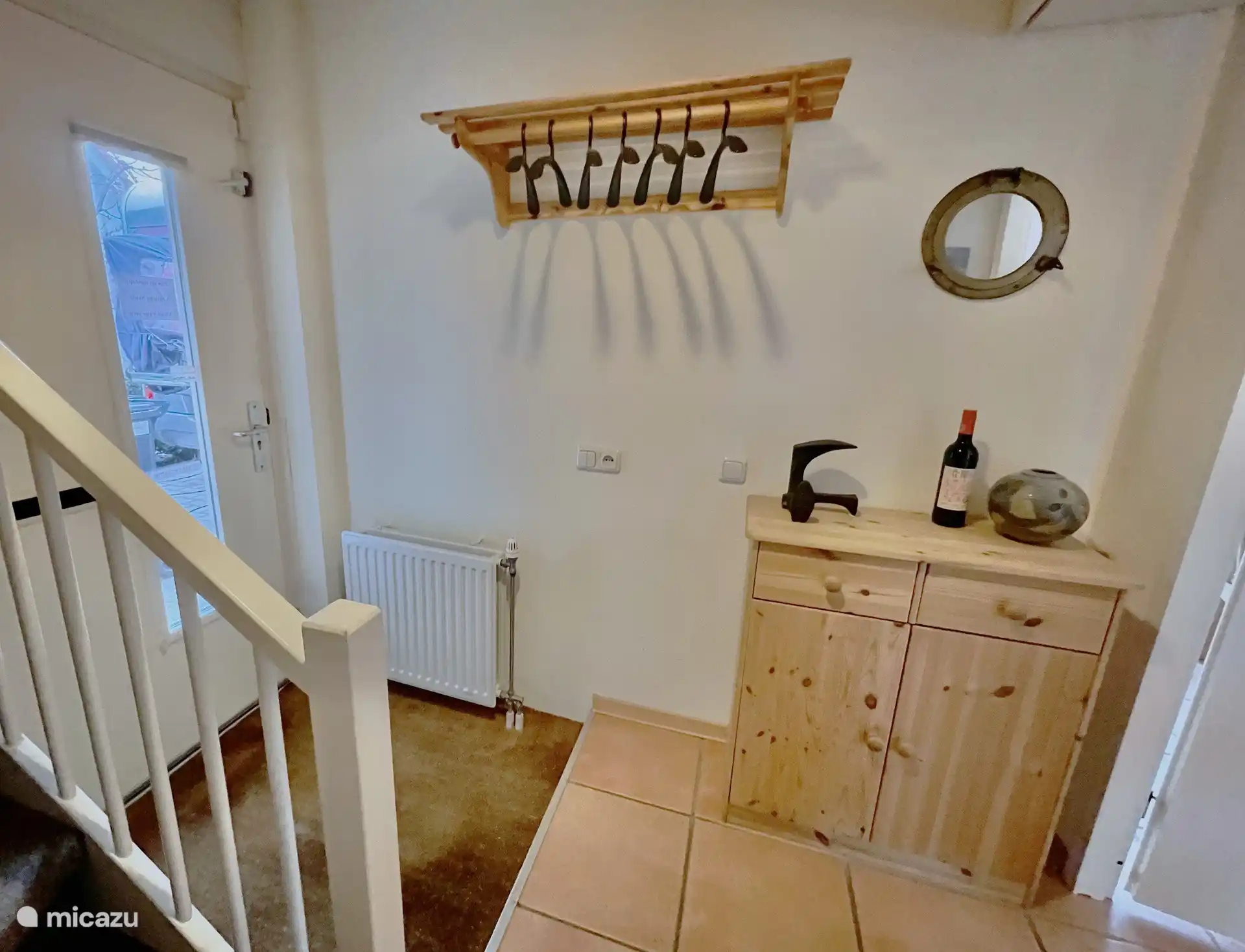 armoire et escaliers menant au sommet