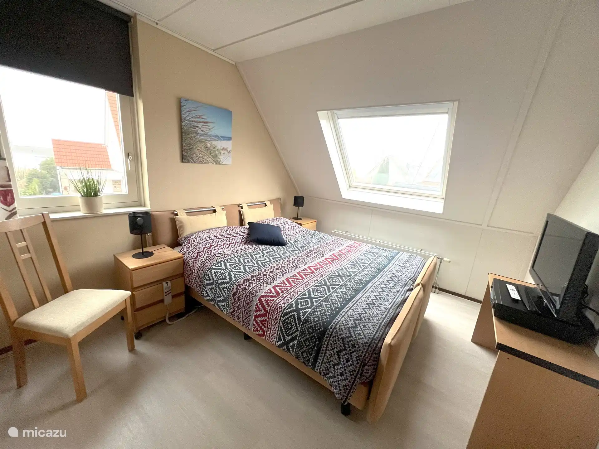 chambre avec lit double et TV supplémentaire, puits de lumière et rideaux occultants