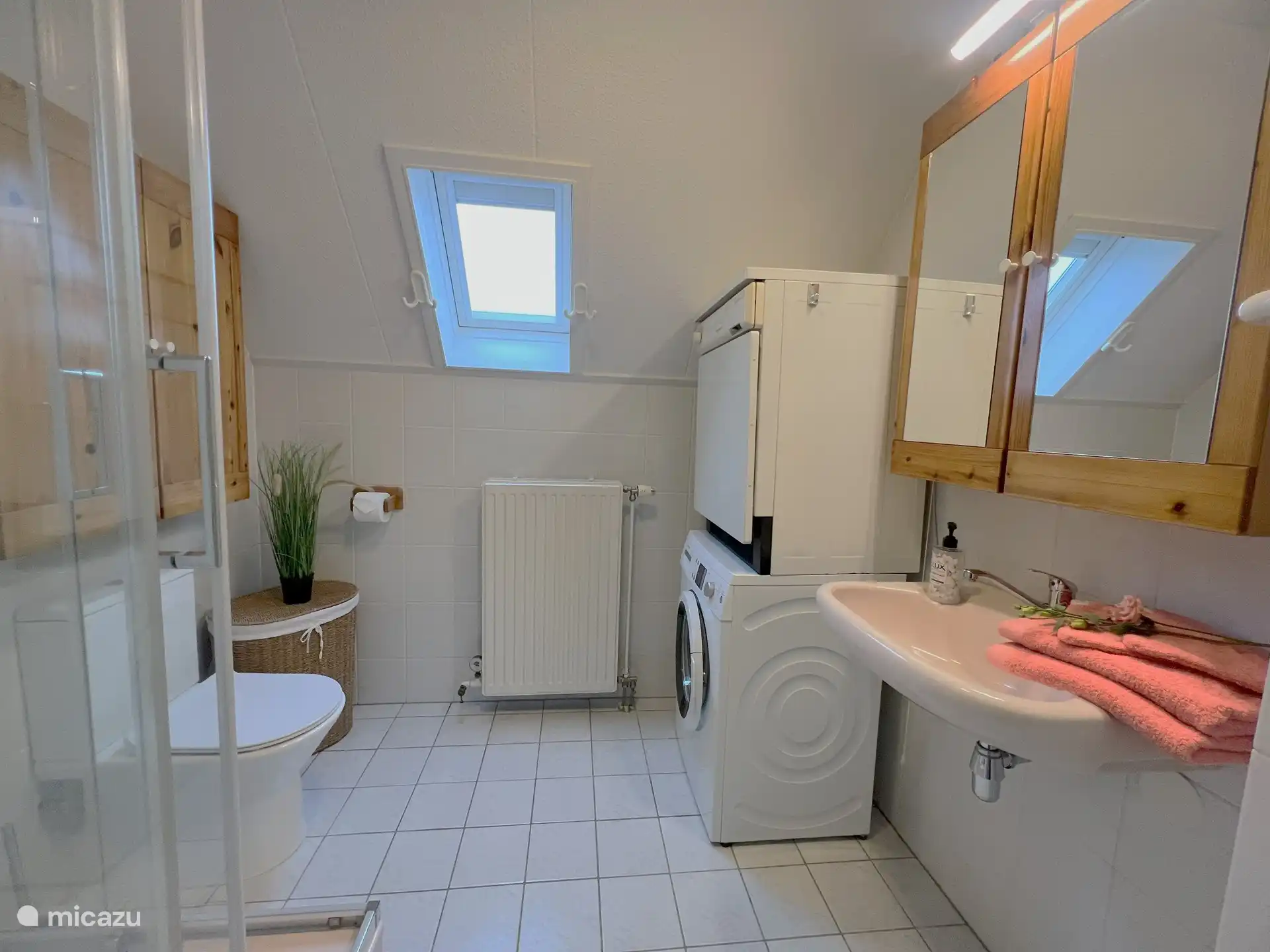 salle de bain avec douche, lavabo, WC et lave-linge et sèche-linge