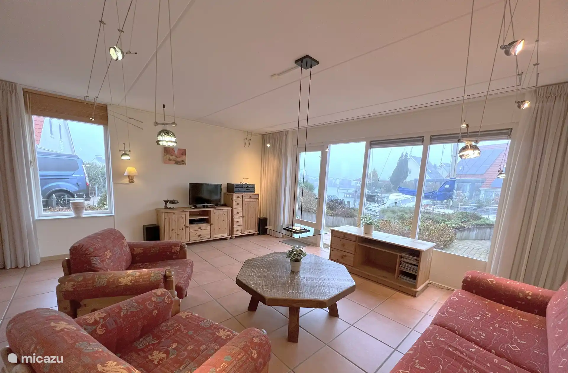 salon avec portes patio donnant sur la terrasse