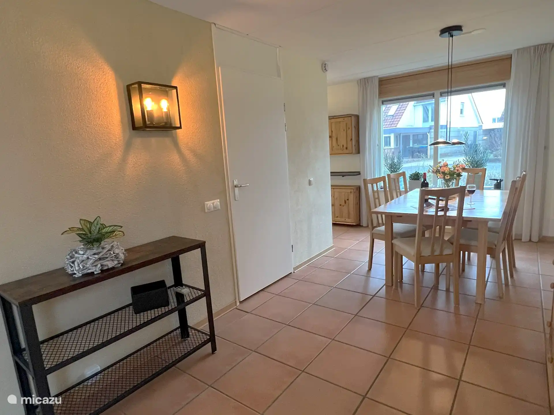 table à manger devant la cuisine