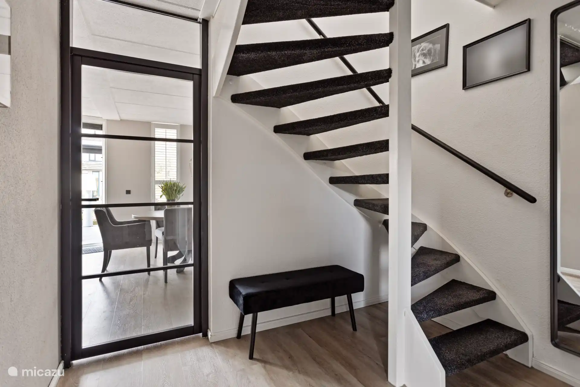 Flur mit Treppe nach oben