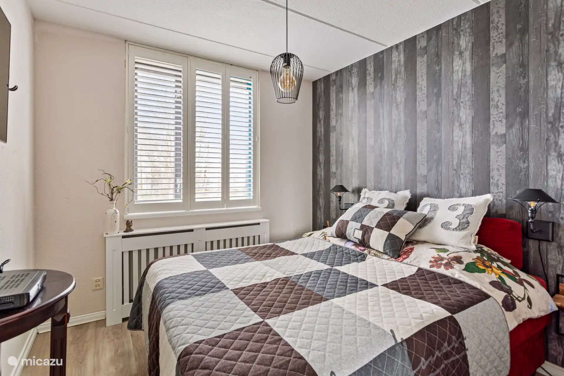 Schlafzimmer mit 2 Personen Bett