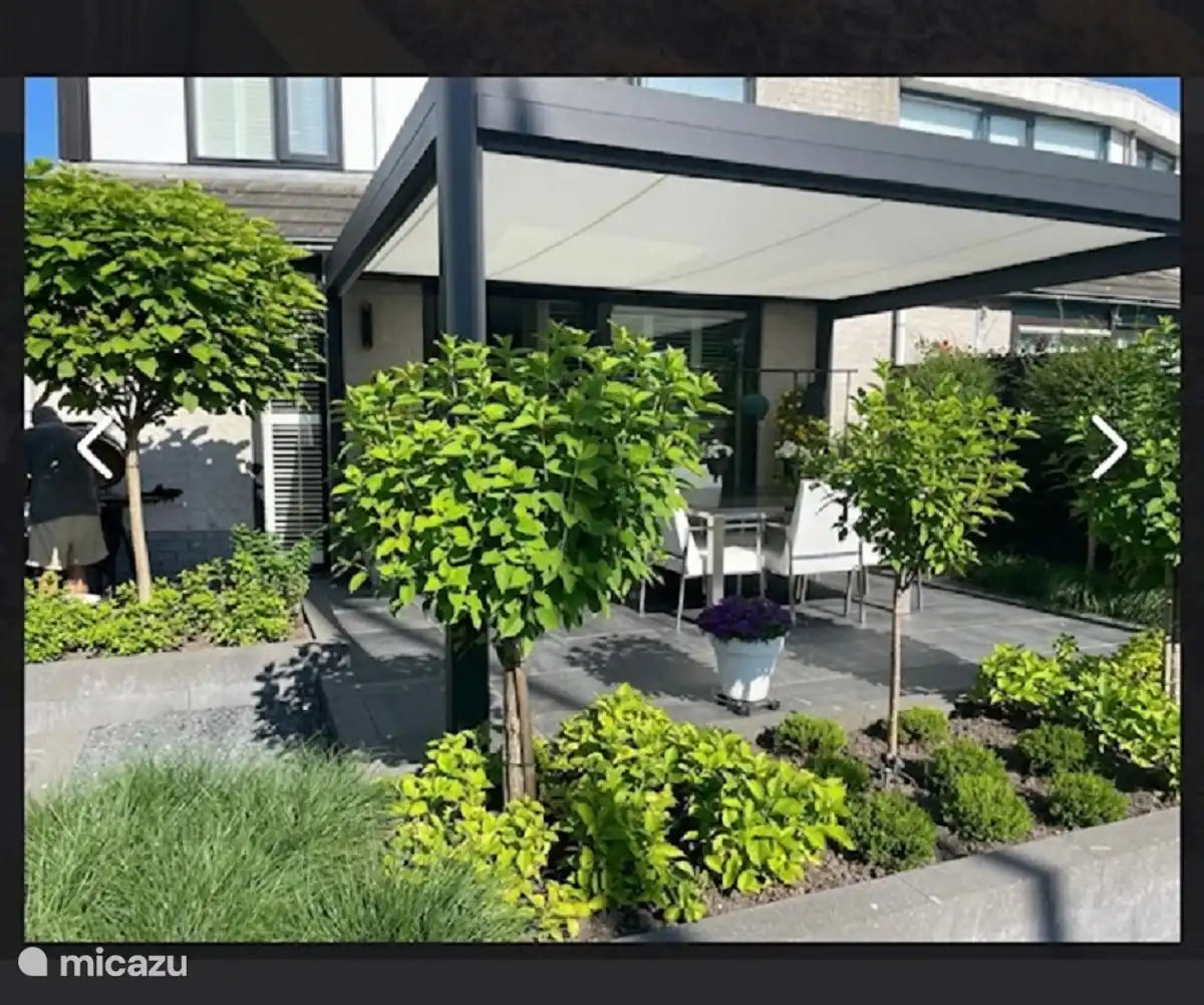 Esstisch unter Unterstand