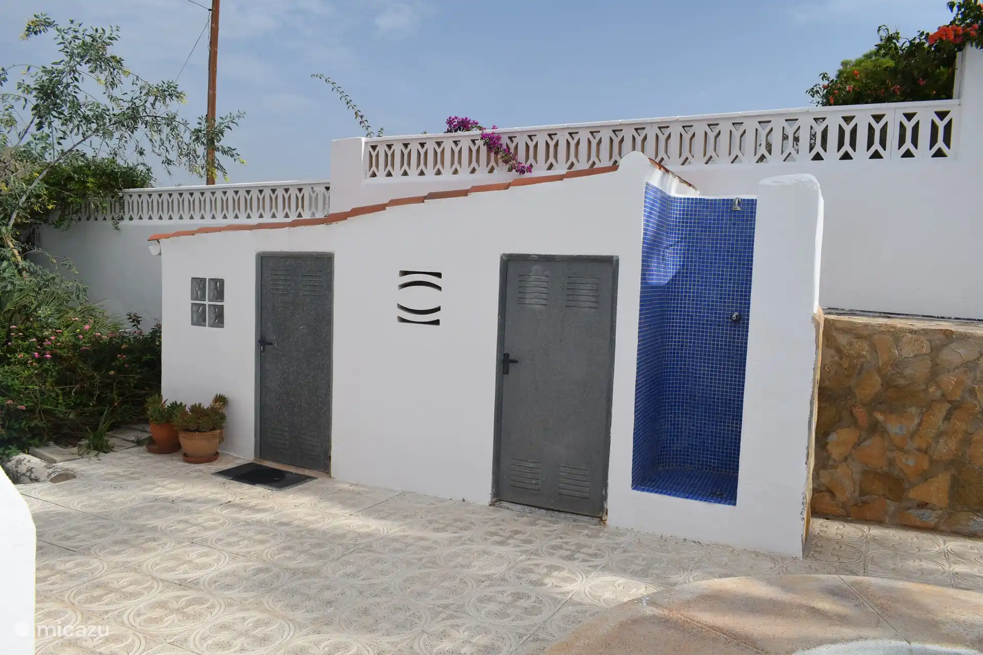 Douche et toilettes à la piscine