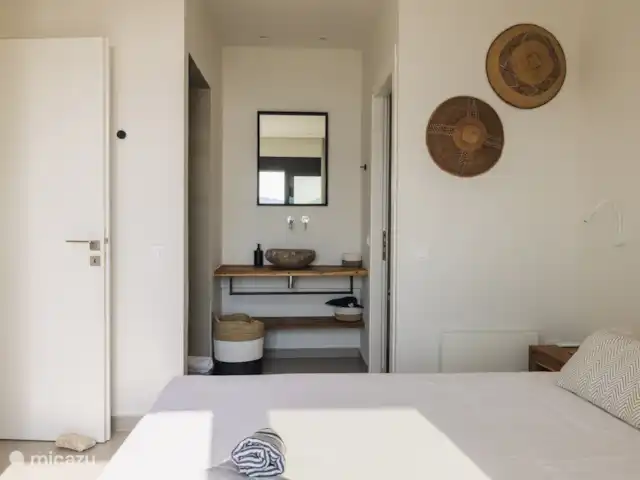 Villa Mare  en Grecia, Gracia Central, Paleros - villa Dormitorio principal y baño en suite.