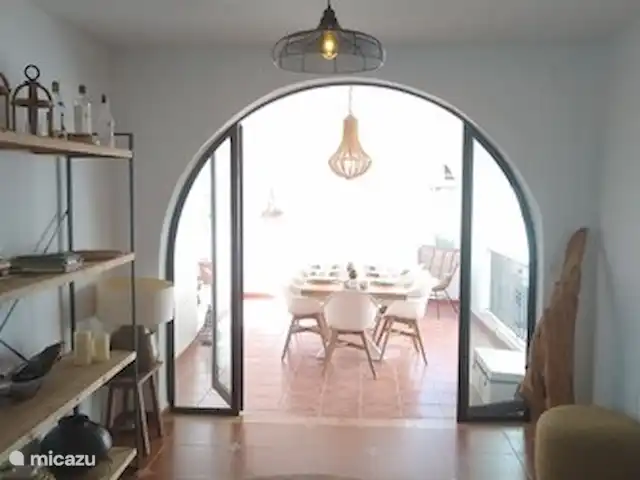 Casa 24 | Espagne, Andalousie, Cómpeta - maison de ville grande fenêtre cintrée qui relie l'extérieur à l'intérieur.