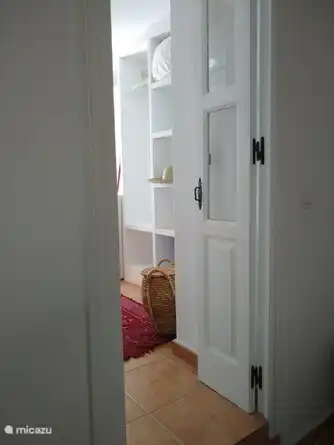 Ankleidezimmer mit Waschmaschine in direkter Verbindung mit 1. Schlafzimmer und großem Badezimmer