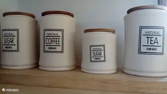 Küche mit Dingen des täglichen Bedarfs ausgestattet.