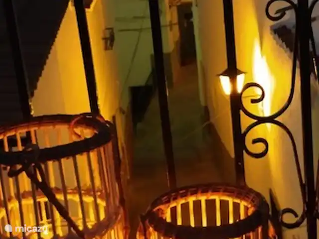 Casa 24 | Espagne, Andalousie, Cómpeta - maison de ville vue du soir sur la rue