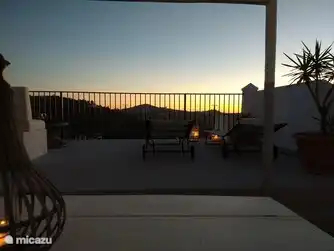 Extra-Außentisch auf der Dachterrasse für einen romantischen Abend