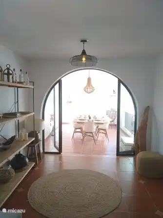 Esstisch im Freien, verbunden mit Wohnzimmer und Küche im 1. Stock.