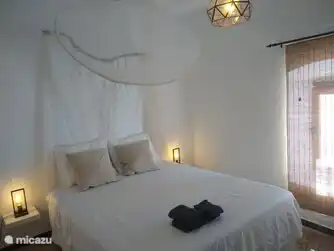 3, das romantische Schlafzimmer mit Moskitonetz. . Alle Zimmer liegen im Erdgeschoss, ebenso die Badezimmer.
Auch im Ibiza-Stil und Schreibtisch