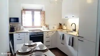 Voll ausgestattete Küche mit allen Geräten.