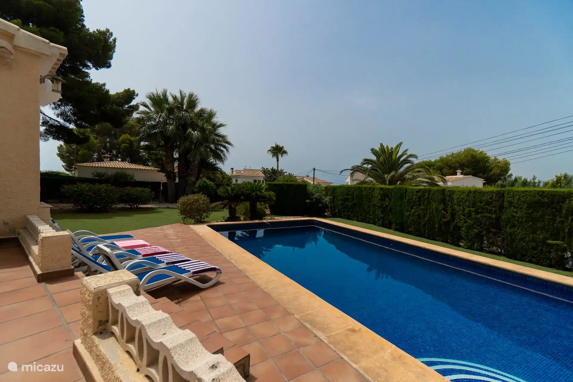 Der Pool und die Terrasse