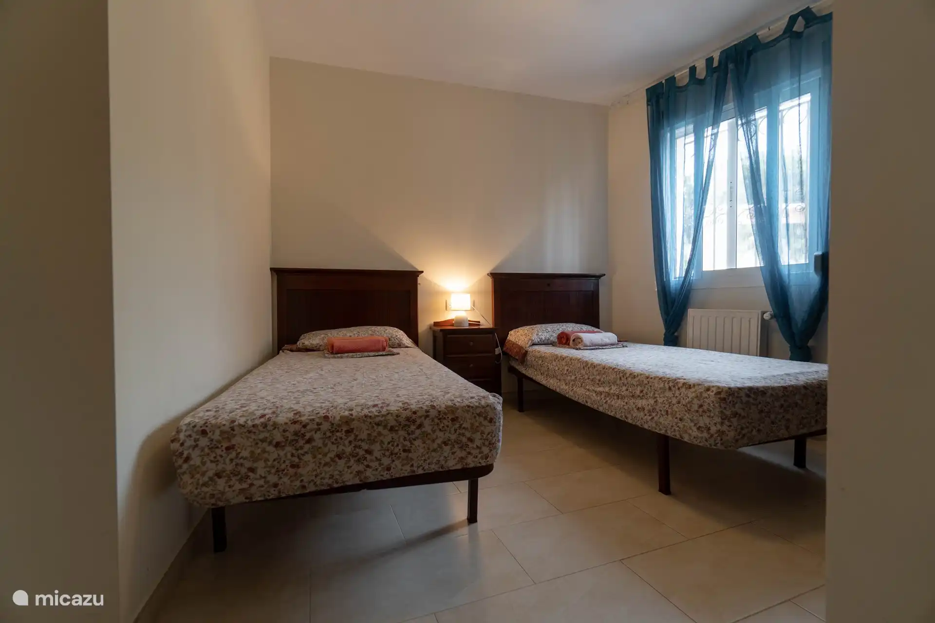 Schlafzimmer mit zwei Einzelbetten