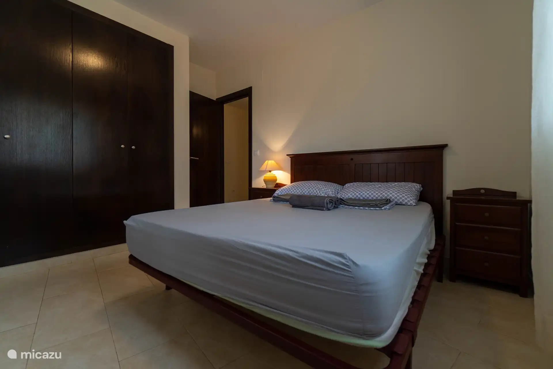 Schlafzimmer mit einem Doppelbett