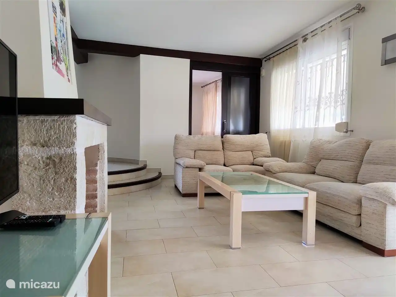 Da ist ein Wohnzimmer. 