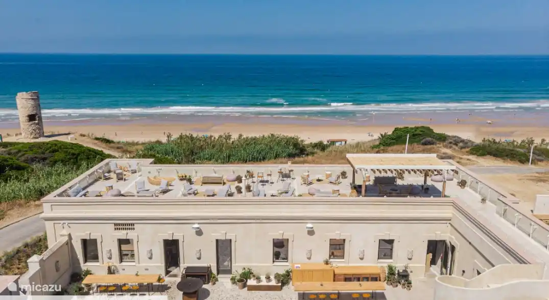 Restaurant El Cuartel naast het strand en het huis
