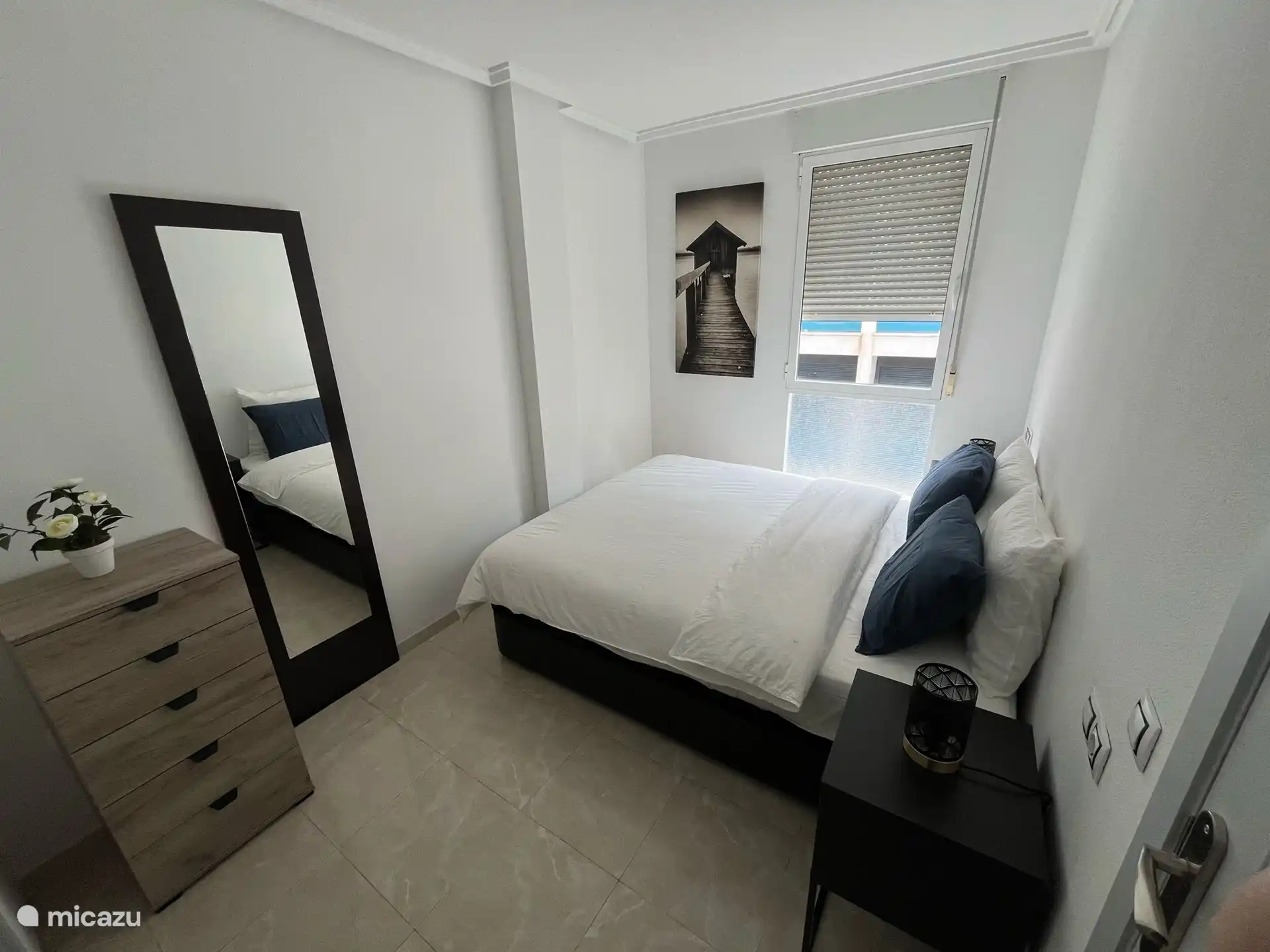 Ruime master bedroom, met ingebouwde kledingkast.