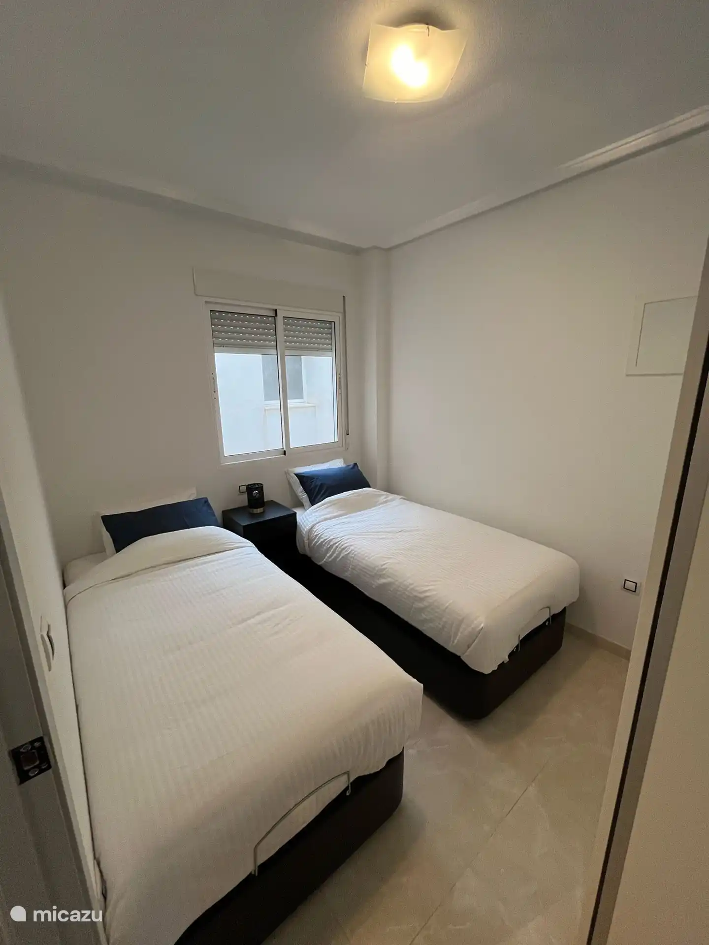 2e slaapkamer, met ruime kledingkast.