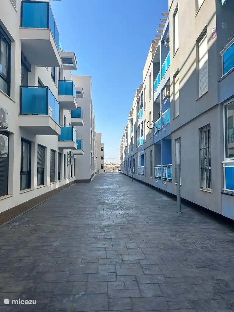 Binnenplaats, aan het einde zit het zwembad.