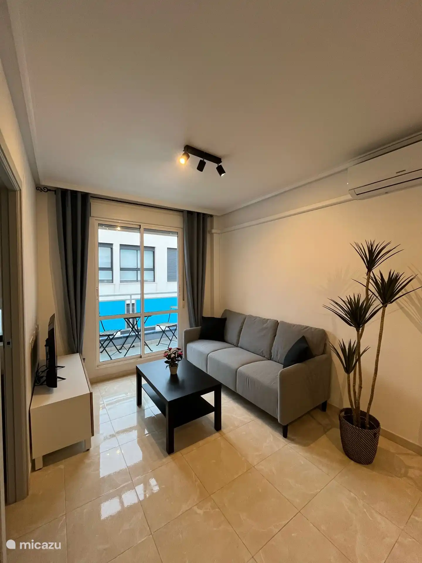 Huiskamer met aircondition tegenover de slaapkamers