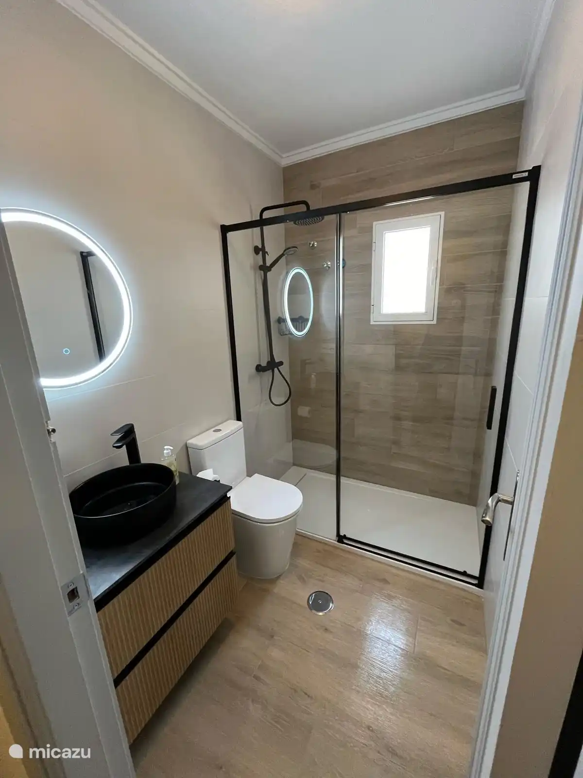 Badkamer met handig verlichte spiegel.