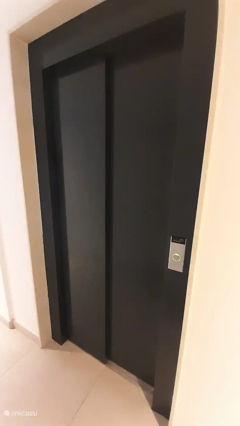 De lift, die je naar de 2e verdieping brengt.