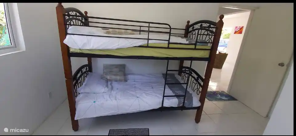 dormitorio con literas