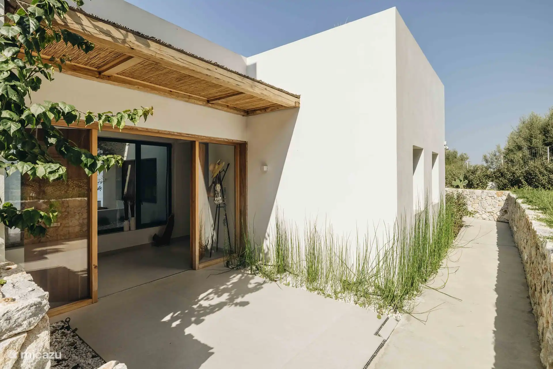 Hoofdingang van Villa 