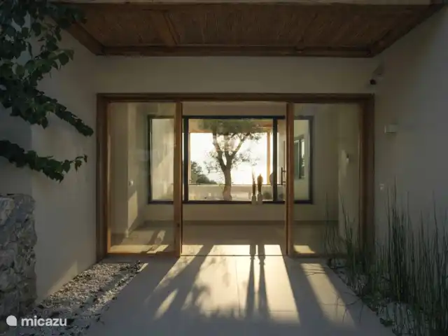 Villa No Worries en Grecia, Gracia Central, Paleros - villa Entrada con puerta de cristal