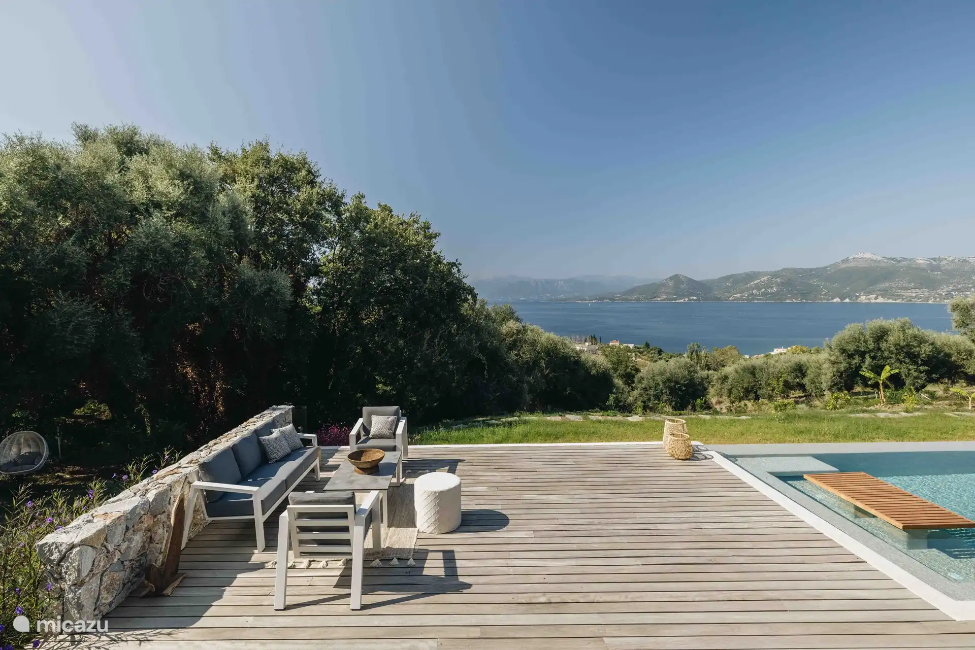 Buitenzithoek bij het zwembad 