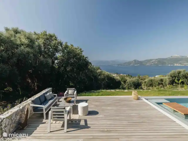 Villa No Worries en Grecia, Gracia Central, Paleros - villa Zona de estar exterior junto a la piscina.