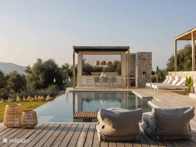 Villa No Worries en Grecia, Gracia Central, Paleros - villa Vista a la piscina