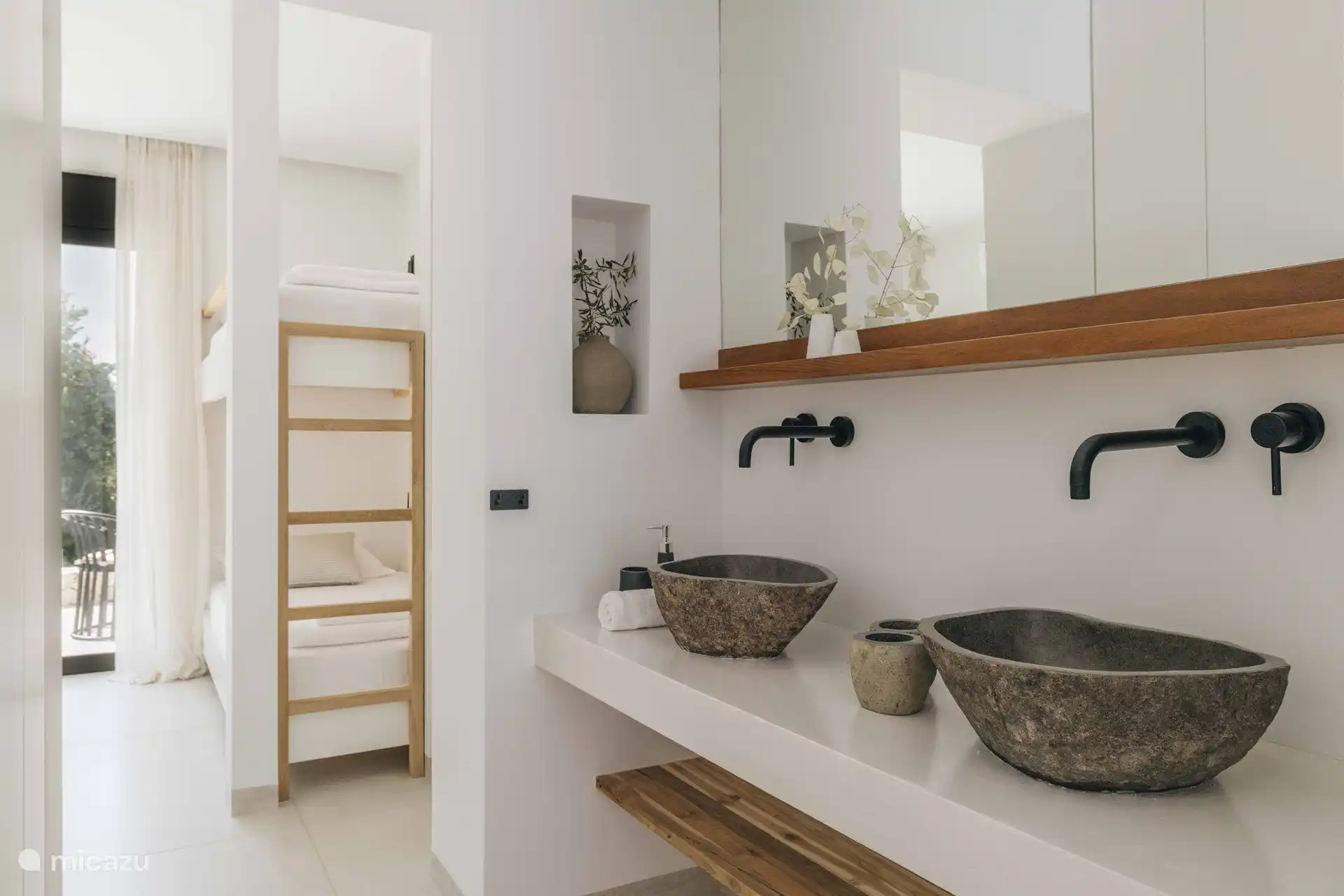 Familiebadkamer stenen wastafels 