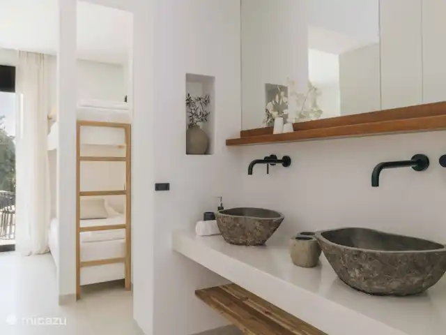 Villa No Worries en Grecia, Gracia Central, Paleros - villa Lavabos de piedra para baño familiar.
