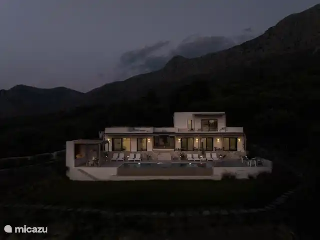 Villa No Worries en Grecia, Gracia Central, Paleros - villa Luces nocturnas Vista de la villa